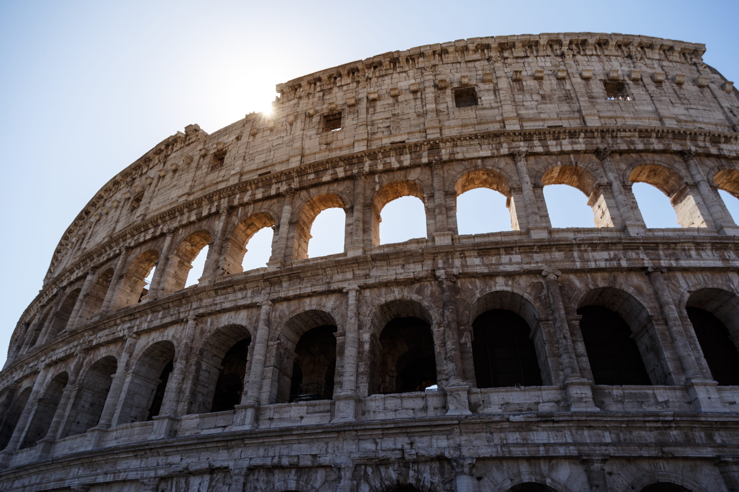 Facciata del Colosseo al tramonto.